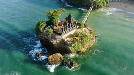 Luftaufnahme-Des-Balekambang-Hindu-Tempels,-Java,-Indonesien-An-Einem-Sonnigen-Tag