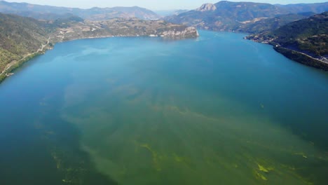 Luftaufnahme-Der-Donau-Mit-Grünalgen-Und-Wasserverschmutzung