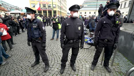 Während-Der-Proteste-Gegen-Die-Lockdown-Beschränkungen-In-Der-Tschechischen-Republik-Versammelte-Sich-Die-Polizei-Maskiert-In-Den-Straßen-Von-Prag,-Umgeben-Von-Demonstranten