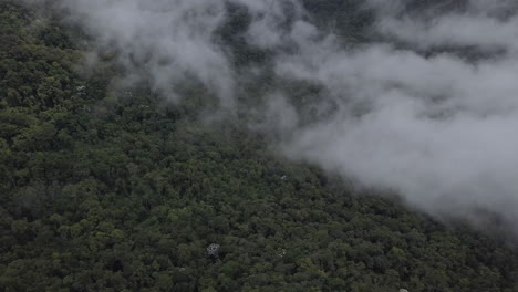 Aéreo:-Nubes-Y-Niebla-Sobre-El-Bosque-Atlántico-En-Río-De-Janeiro,-Brasil