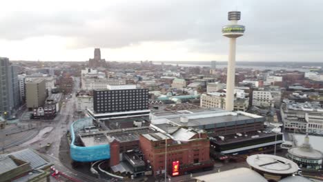 Luftaufnahme-über-Die-Ikonische-Skyline-Der-Stadt-Liverpool,-Leere-Straßen-Während-Der-Corona-Virus-Pandemie,-Schwenk-Nach-Rechts-Zum-Radio-City-Tower