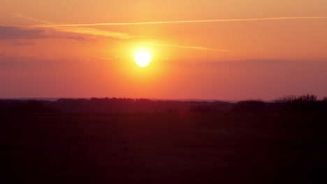 Wunderschöner-Sonnenuntergang-Mit-Dunstiger-Stimmung