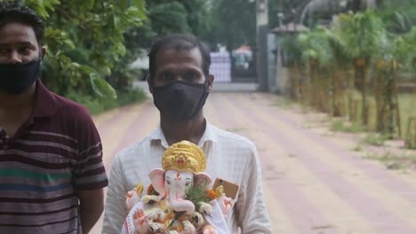 Indischer-Mann-Trägt-Eine-Maske-Für-Coronavirus-Covid-19-Und-Hält-Sein-Ganpati-Ganesh-Idol