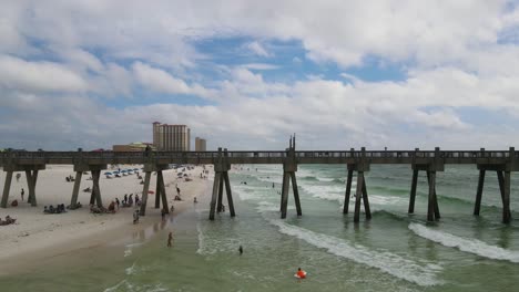 Florida-–-Casino-Strand-Mit-Strandbesuchern-Unter-Pensacola-Fishing-Pier-–-Luftaufnahme-Der-Landschaft