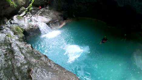 Ausflügler-Springt-In-Die-Kawasan-Falls-Auf-Den-Philippinen