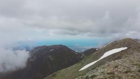 Mujer-Caminando-Entre-Las-Nubes-En-La-Cresta-De-La-Montaña-Montañas-Blancas-Creta-Con-Gran-Vista