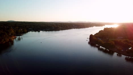Lake-Hickory-North-Carolina,-Lake-Hickory-North-Carolina-Bei-Sonnenuntergang