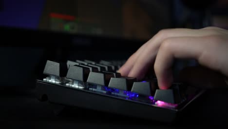 Addicted-Minecraft-Gamer-using-Gaming-Keyboard