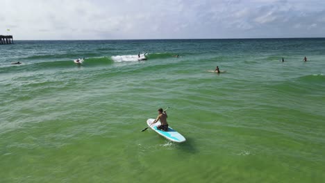 Junger-Erwachsener-Tourist-Im-Urlaub-In-Florida,-Der-Die-Wellen-Des-Ozeans-Auf-Dem-Paddleboard-Genießt
