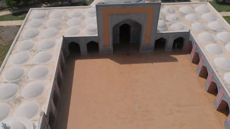 Antena-Sobre-El-Patio-Vacío-De-La-Mezquita-Shah-Jahan-En-Thatta,-Pakistán