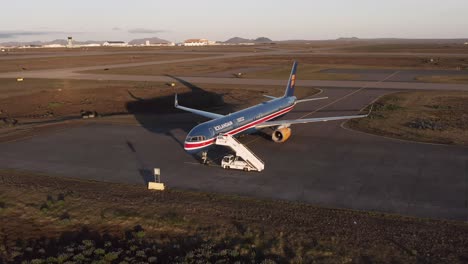 Vuelo-Aéreo-Hacia-Viejos-Aviones-De-Icelandair-Estacionados-En-Campo-Abierto-En-El-Aeropuerto
