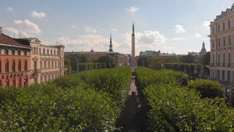 Gepflegte-Gartenbegrünung-Riga-Lettland-In-Der-Nähe-Des-Freiheitsdenkmals