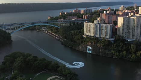 Luftaufnahme-Eines-Jetskis,-Der-Durch-Spuyten-Duyvil-Unter-Der-Henry-Hudson-Bridge-In-New-York-City-Fährt
