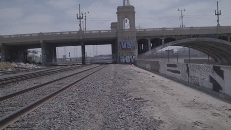 Puente-En-La-Zona-Industrial-Del-Centro-De-Los-Ángeles,-Junto-Al-Río-La,-Mirando-Las-Vías-Del-Tren-Abandonadas,-California,-EE.UU.