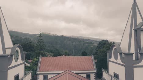 Bewölkter-Himmel-über-Den-Freuden-Kirchtürmen,-Madeira