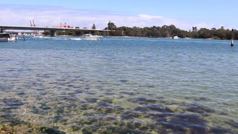 Pequeños-Barcos-Navegando-Por-El-Río-Swan-Cerca-De-Fremantle,-Australia