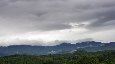 Dramático-Cúmulo-De-Nubes-Cinemáticas-Tropicales-Que-Se-Acumulan-Sobre-La-Montaña-Y-Se-Convierten-En-Un-Lapso-De-Tiempo-De-Tormenta-Monzónica-Tropical