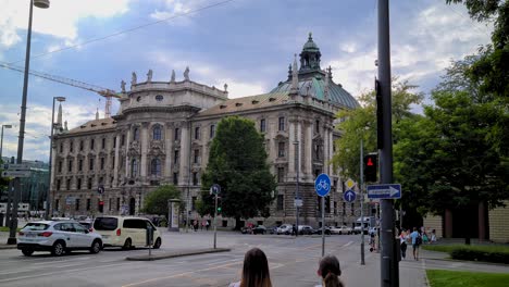 Munich,-Alemania,-Justizpalast-También-Conocido-Como-Palacio-De-Justicia-En-La-Plaza-Karlsplatz-Stachus-En-Un-Día-De-Verano