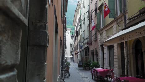 Narrow-Pedestrian-Street-in-Romantic-Italian-Riva-Del-Garda-City,-Slow-Motion