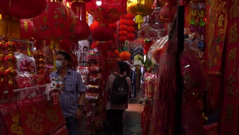 Gente-Comprando-Decoraciones-Del-Año-Nuevo-Chino-Del-Buey-En-Chinatown