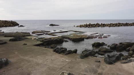 Meeresbadebecken-In-Der-Präfektur-Fukui,-Meerwasserbaden-Im-Japanischen-Meer