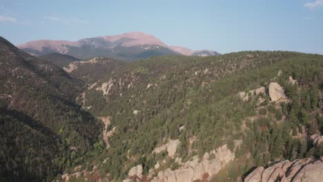 Paisaje-Montañoso-Con-Pico-De-Picas-En-El-Fondo