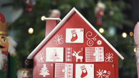 Calendario-De-Adviento-De-árbol-De-Madera-Frente-A-Un-árbol-De-Navidad-Real-Decorado-Juguetes-De-Soldado-Cascanueces