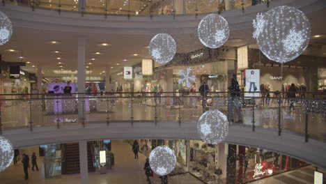 Weihnachtsdekoration-Im-Einkaufszentrum-Zwischen-Den-Etagen