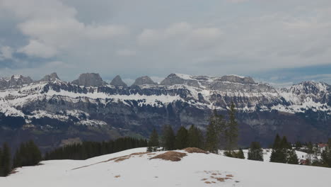Toma-Estática-De-Los-Alpes-Suizos-Durante-Un-Hermoso-Día-De-Invierno,-Cerca-De-Flumserberg.