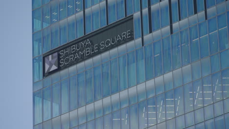 Shibuya-Scramble-Square,-Das-Höchste-Gebäude-An-Der-Berühmten-Shibuya-Kreuzung-Vor-Blauem-Himmel-In-Tokio,-Japan