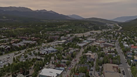 Breckenridge,-Colorado,-Luftaufnahme-V2,-Malerische-Vogelperspektive-Der-Stadt-Mit-Sonnenuntergang-Hinter-Den-Bergen-–-Aufgenommen-Mit-DJI-Inspire-2,-X7,-6k-–-August-2020