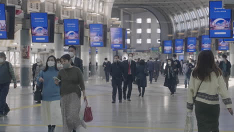 Japanese-People-In-Masks-At-Shinagawa-JR-Station---Going-To-Work-Amidst-Pandemic---wide-shot,-slow-motion