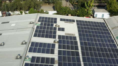 In-Dehradun,-Uttarakhand,-Indien,-Solarpanel-Auf-Dem-Dach-Einer-Industrie-In-Indien