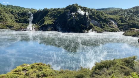 Lago-De-Azufre-En-Nueva-Zelanda-En-Un-Caluroso-Día-De-Verano