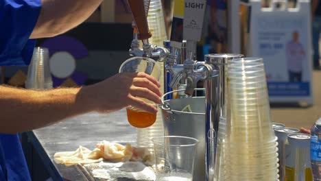 Verkäufer-Schenkt-Bier-Ein,-Festival