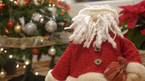 Weihnachtsmann-Weihnachtsbaum-Mit-Dekorationen-Und-Lichtern-Geschenke-Spanisch-Im-Winter-Weihnachtsdekorationen-Hängende-Kugeln-Weihnachtskugeln-Kiefer-Grün-Tiefenschärfe-Verschwimmen