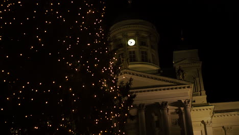 Helsinki-Kathedrale-Mit-Weihnachtsbaum-In-Der-Nacht