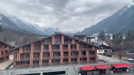 Wunderschöne-Aussicht-Auf-Die-Stadt-Chamonix,-Wenn-Man-Mit-Der-Seilbahn-Zum-Mont-Blanc-Fährt
