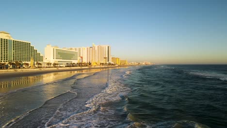 Tiefflug-An-Der-Küste-Von-Daytona-Beach-Mit-Berühmten-Hotels-Im-Hintergrund