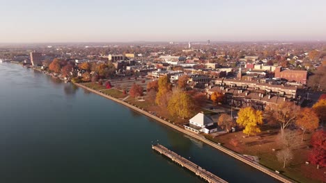 Die-Friedliche-Stadt-Wyandotte-Michigan,-USA-Mit-Verschiedenen-Gebäuden---Luftaufnahme