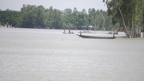 Von-Der-Überschwemmung-Betroffene-Menschen-In-Bangladesch-Ziehen-In-Einem-Boot-Um,-Nachdem-Die-Flut-Ihre-Häuser-Zerstört-Hat