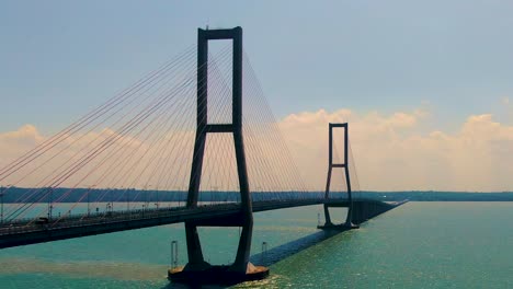 Suramadu-Brücke-Zwischen-Türkisfarbenem-Meer-Und-Blauem-Himmel,-Java,-Indonesien