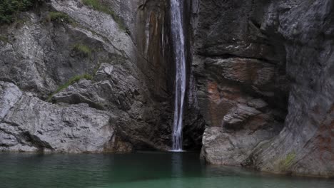 Wunderschöner-Wasserfall-In-Ledro,-Trentino,-Italien