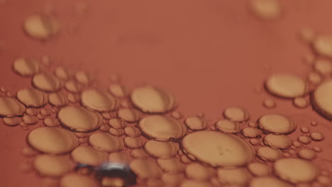 Mikroskopisch-Kleine-Luftblasen,-Die-Sich-In-Einer-Viskosen-Flüssigkeit-Im-Uhrzeigersinn-Bewegen