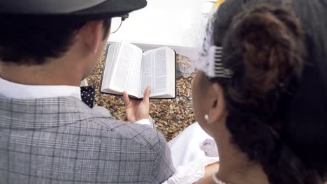 Blick-Hinter-Ein-Paar,-Das-Während-Seiner-Hochzeitszeremonie-Die-Heilige-Bibel-Liest