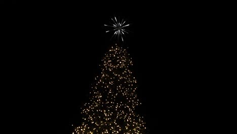 árbol-De-Navidad-Con-Una-Hermosa-Estrella-De-Luz-Brillante-En-La-Noche