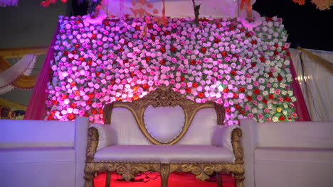 In-Dehradun,-Uttarakhand,-Indien,-Hochzeitsbühne-Mit-Blumen-Und-Licht-Geschmückt