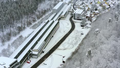 Driftendes-Auto-Im-Winter-Auf-Einem-Zugefrorenen-Parkplatz,-Von-Oben-Mit-Einer-Drohne-Gefilmt