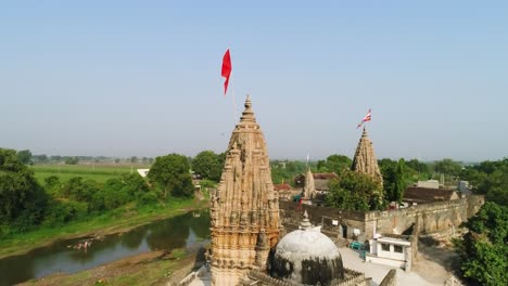 Antiguo-Templo-Indio,-Varanasi-India-Arquitectura-De-La-Ciudad-Antigua-Vista-Panorámica-Al-Atardecer-Vista-Desde-Un-Barco-En-El-Río-Ganges-1