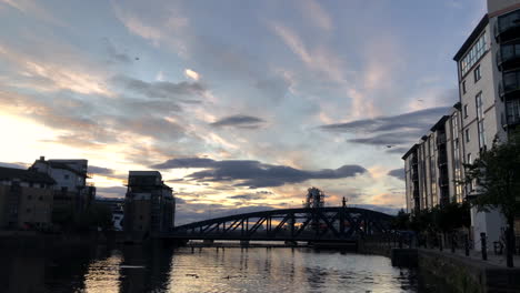 Genießen-Sie-Den-Sonnenuntergang-Am-Ufer-In-Der-Nähe-Von-Water-Of-Leith-In-Edinburgh,-Schottland